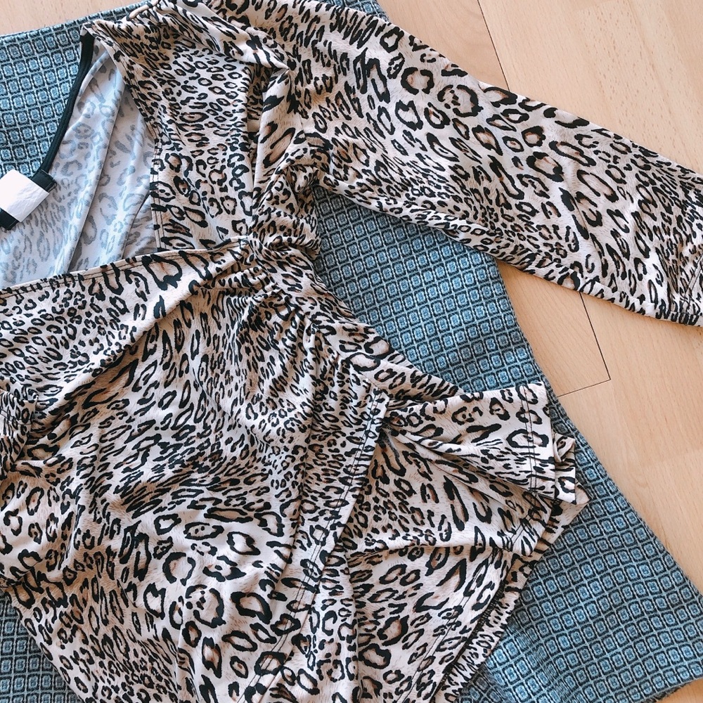 π ISCA Leopard Print Surplice Ruched Top π - Picture 12 of 13